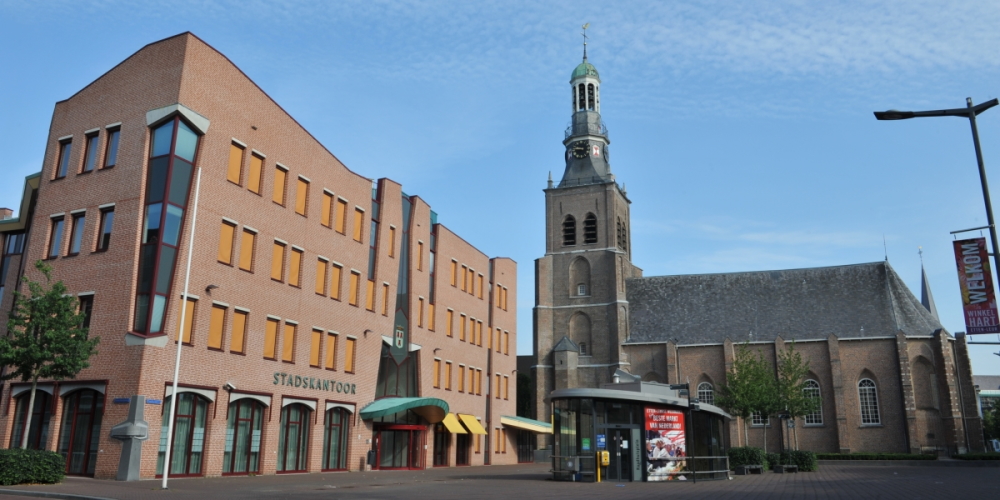 Raadhuisplein, Stadskantoor en Van Gogh Kerk