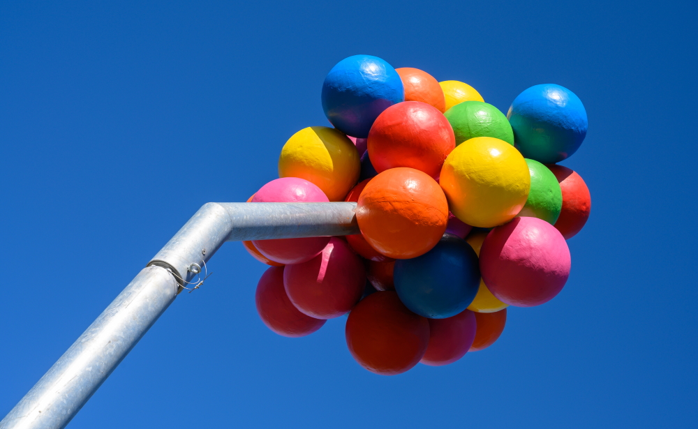 Kunstwerk Animo bestaat uit veel kleurige kunststofballen aan een hoge mast