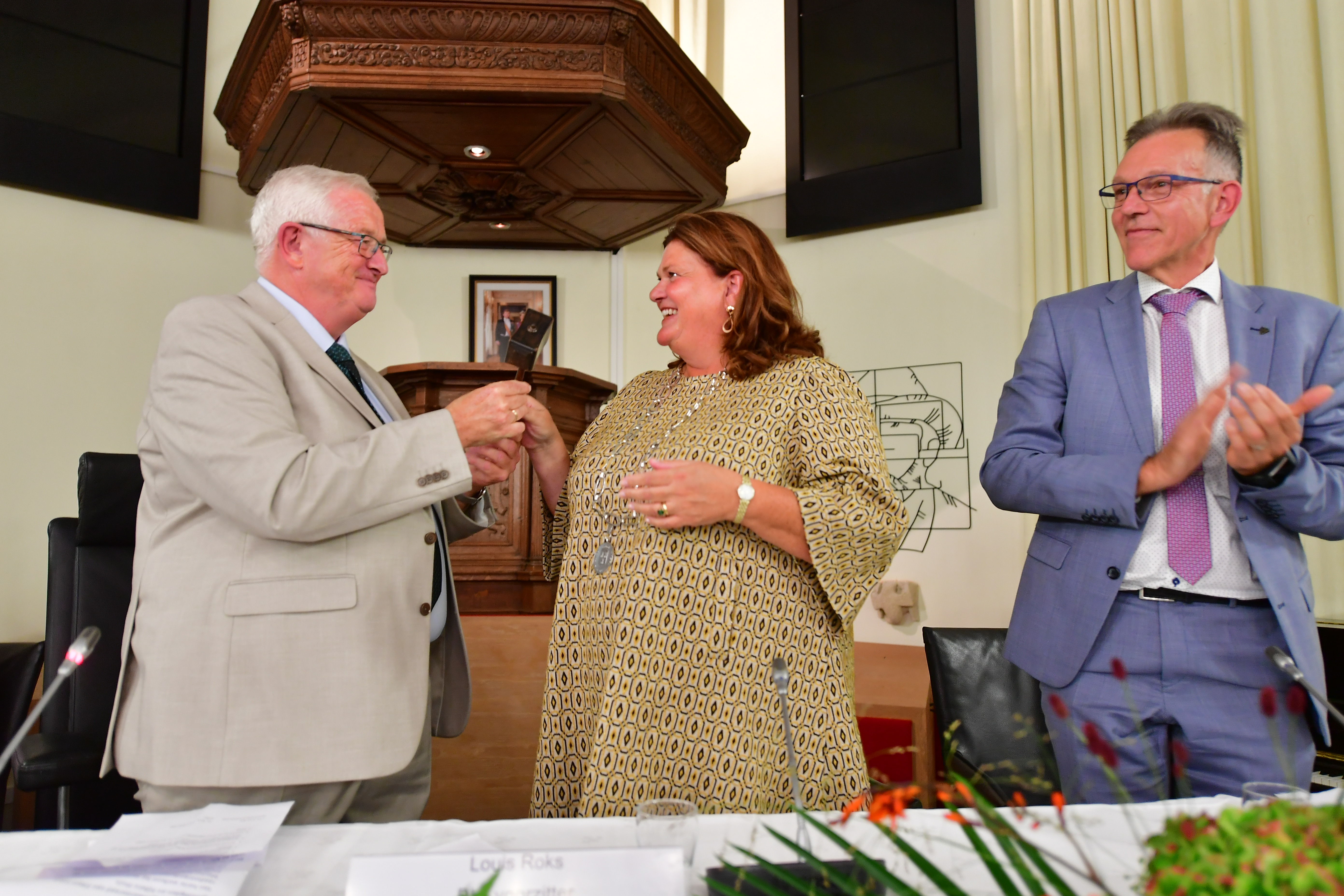 Bij de beëdiging en installatie van Marina Starmans als burgemeester van Etten-Leur krijgt ze de voorzittershamer