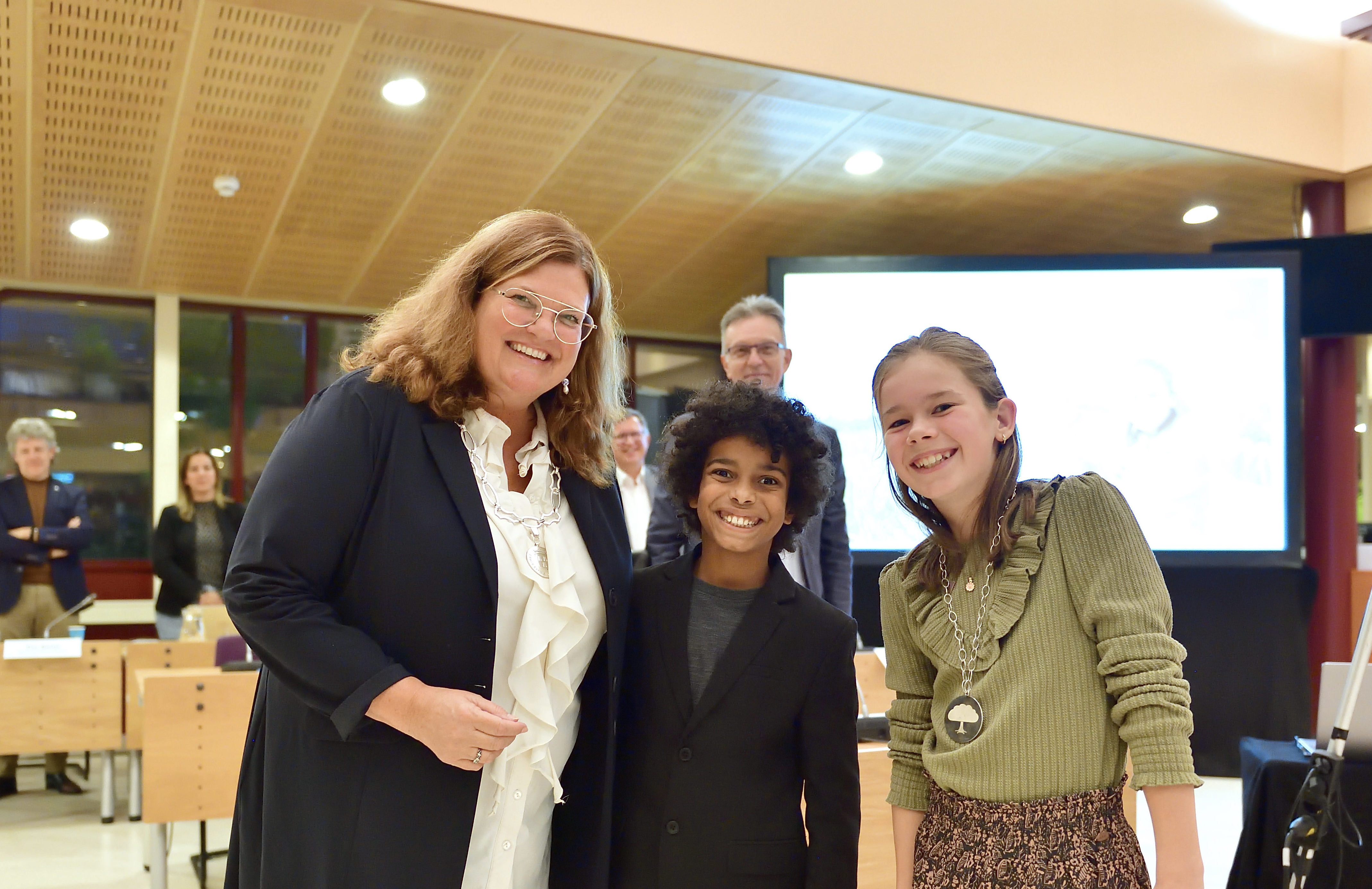 Burgemeester Marina Starmans met de vorige jeugdburgemeester Alain en de nieuwe jeugdburgemeester Vieve