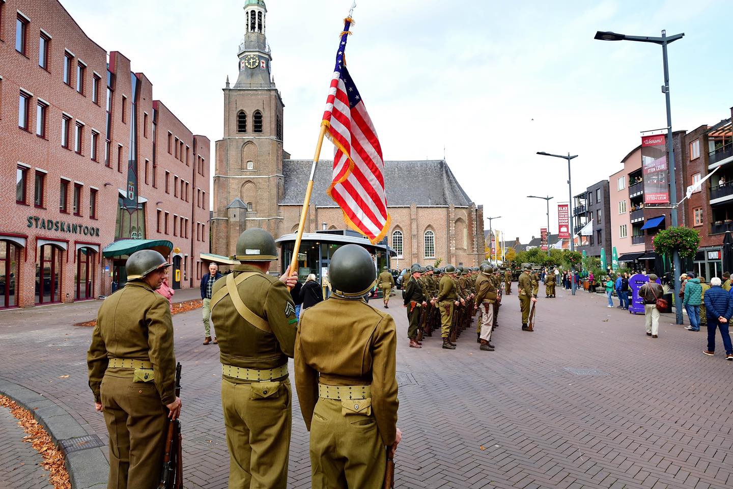 Herdenking van de bevrijding van Etten-Leur met Amerikaanse militairen op het Raadhuisplein