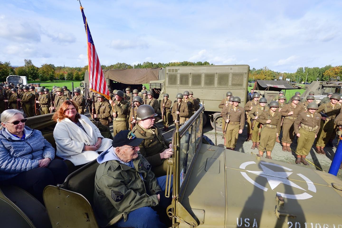 Herdenking van de bevrijding van Etten-Leur met Amerikaanse militairen en burgemeester Starmans in een jeep