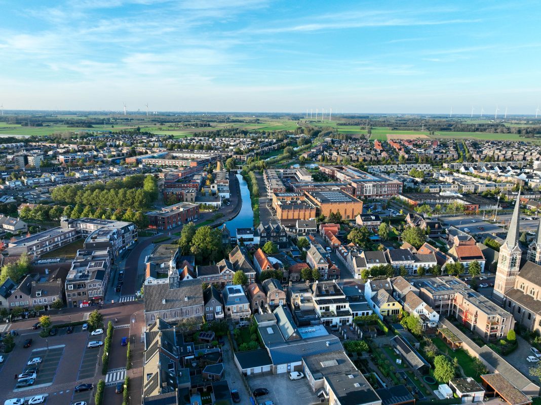 Dronebeeld van de wijk Etten-Leur-Noord op de voorgrond en de wijken De Keen en Schoenmakershoek op de achtergrond