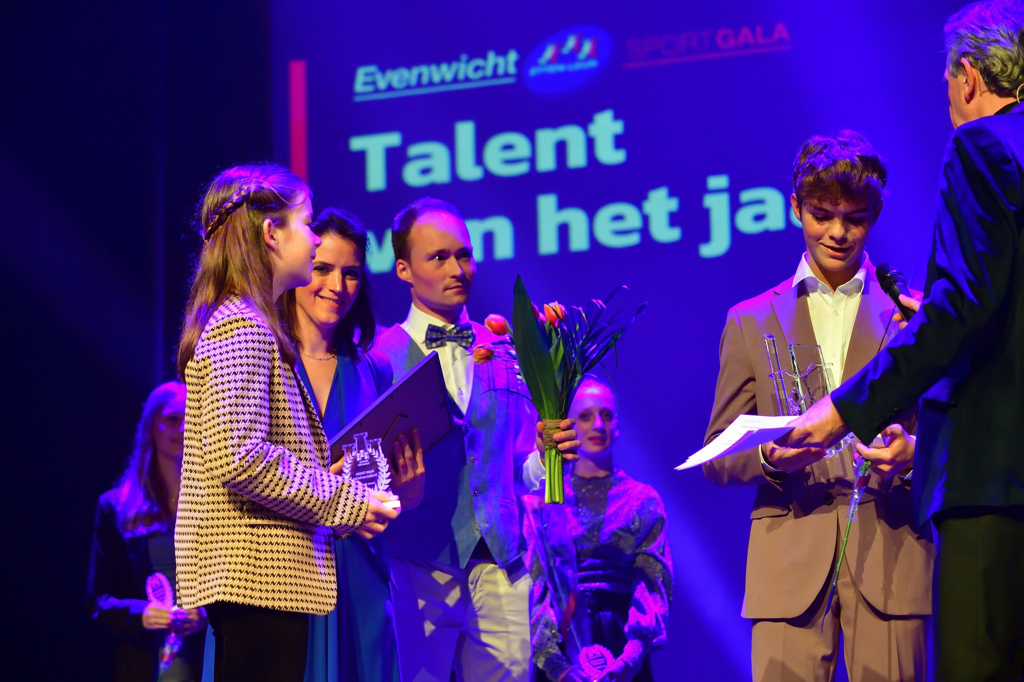 Jeugdburgemeester Vieve reikt op het Sportgala 2023 de prijs uit aan Jasper Joosen, het Sporttalent van het jaar