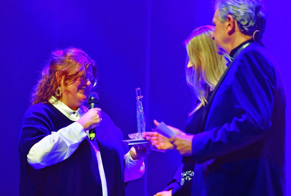 Burgemeester Marina Starmans reikt op het Sportgala 2023 de Publieksprijs uit aan Christel Schalk