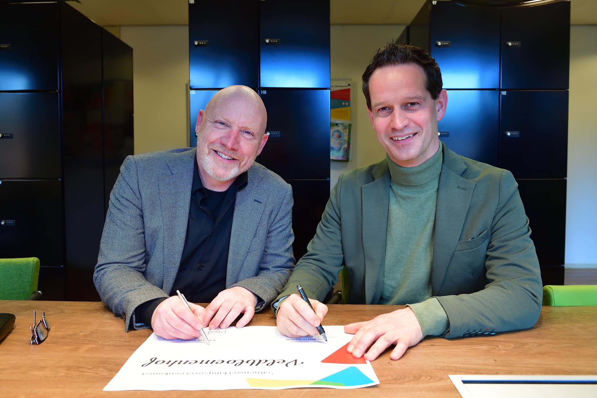 Karo van Dongen, bestuurslid van Woningbouwvereniging Alwel en wethouder Jean-Pierre Schouw tekenden een samenwerkingsovereenkomst voor de 1e (tijdelijke) woonbuurt Veldbloemenhof in Haansberg.