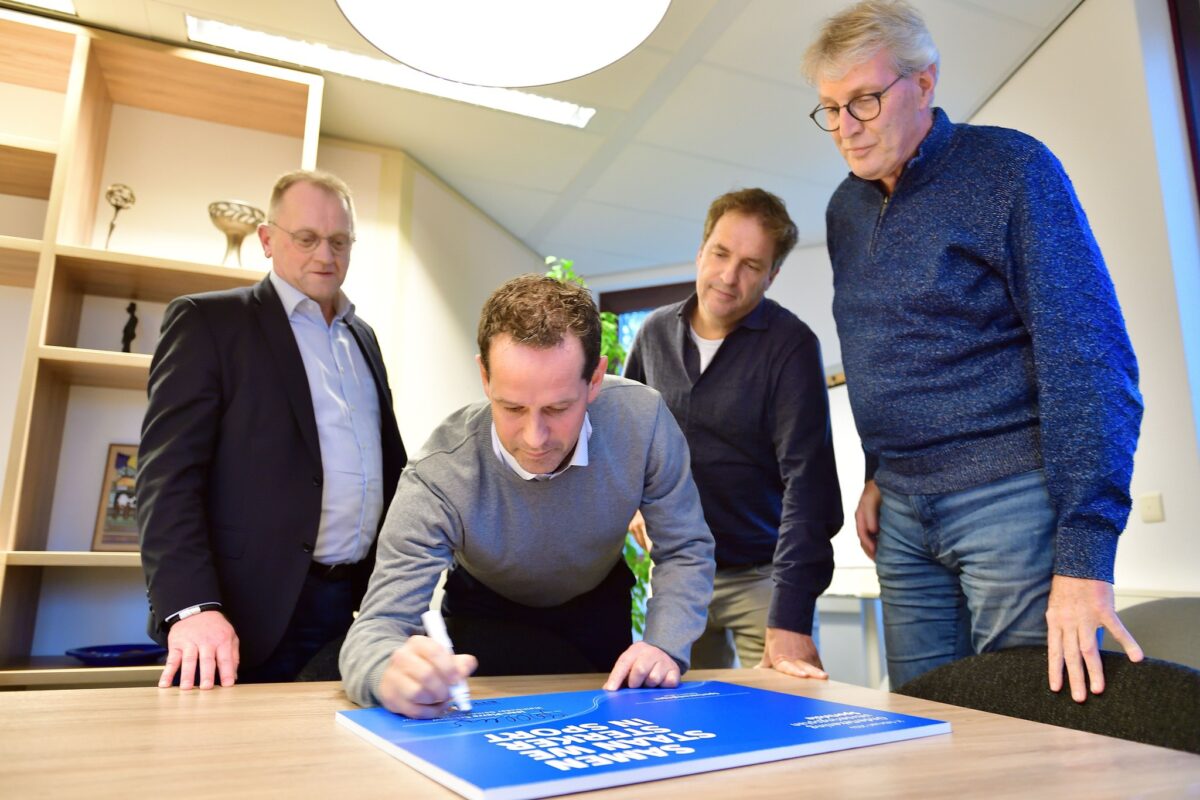 Wethouder Jean-Pierre Schouw en drie bestuurders van Etten-Leurse sportverenigingen ondertekenen de Sportvisie waarmee sporten de komende jaren nog nadrukkelijker onder de aandacht wordt gebracht bij de inwoners.