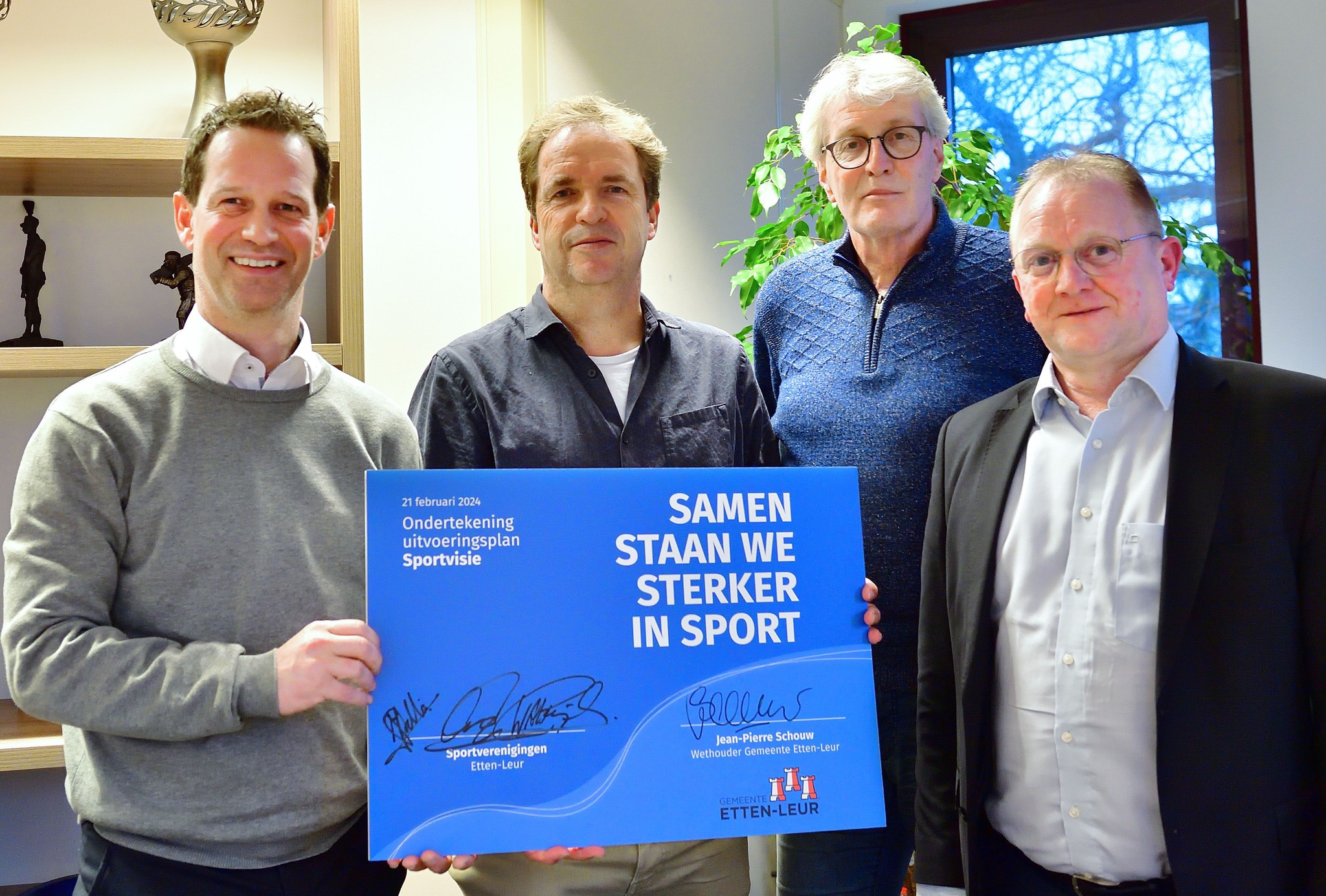 Wethouder Jean-Pierre Schouw en drie bestuurders van Etten-Leurse sportverenigingen ondertekenen de Sportvisie waarmee sporten de komende jaren nog nadrukkelijker onder de aandacht wordt gebracht bij de inwoners.