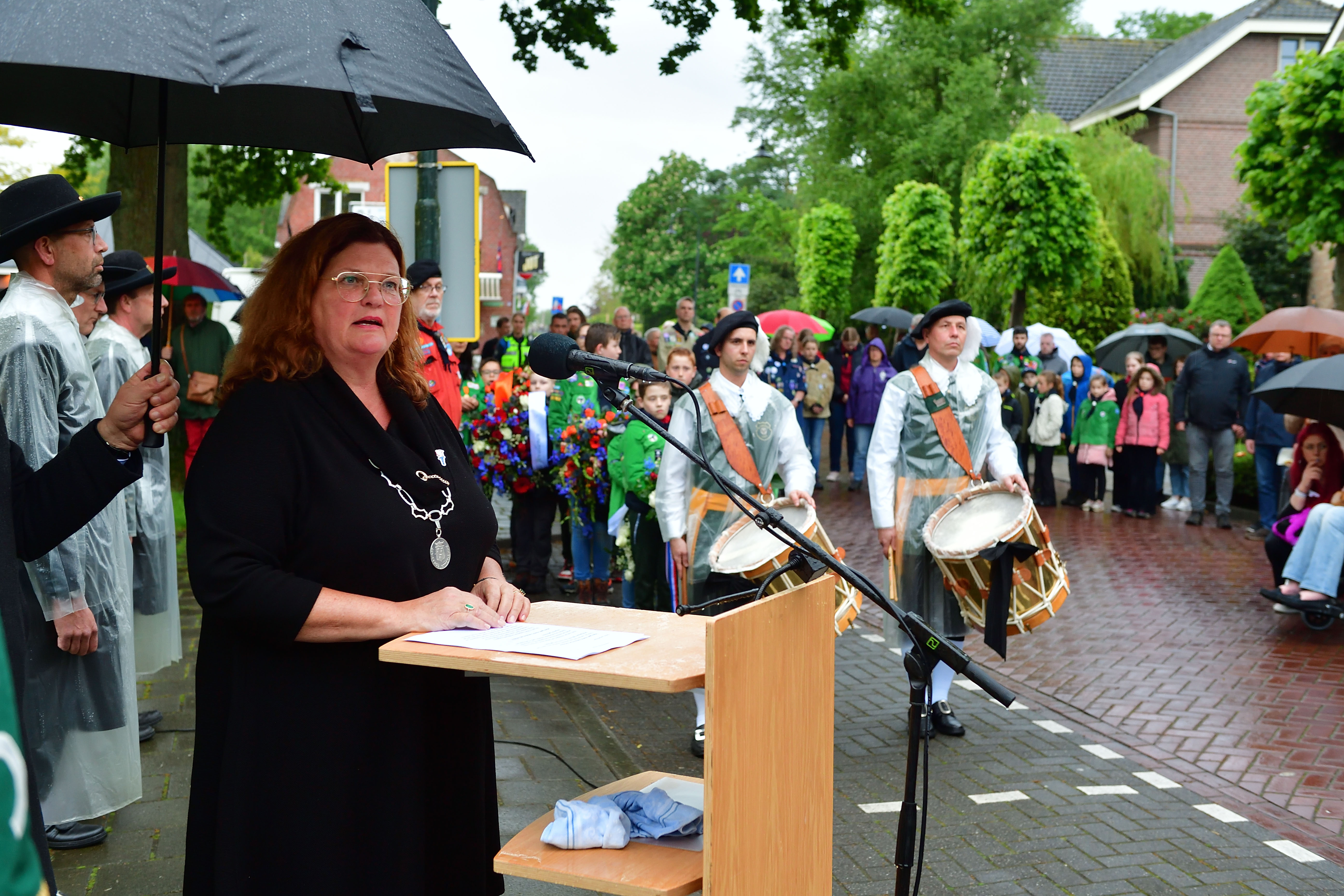 Burgemeester Starmans houdt een toespraak bij de Dodenherdenking in het Herma van Vossplantsoen