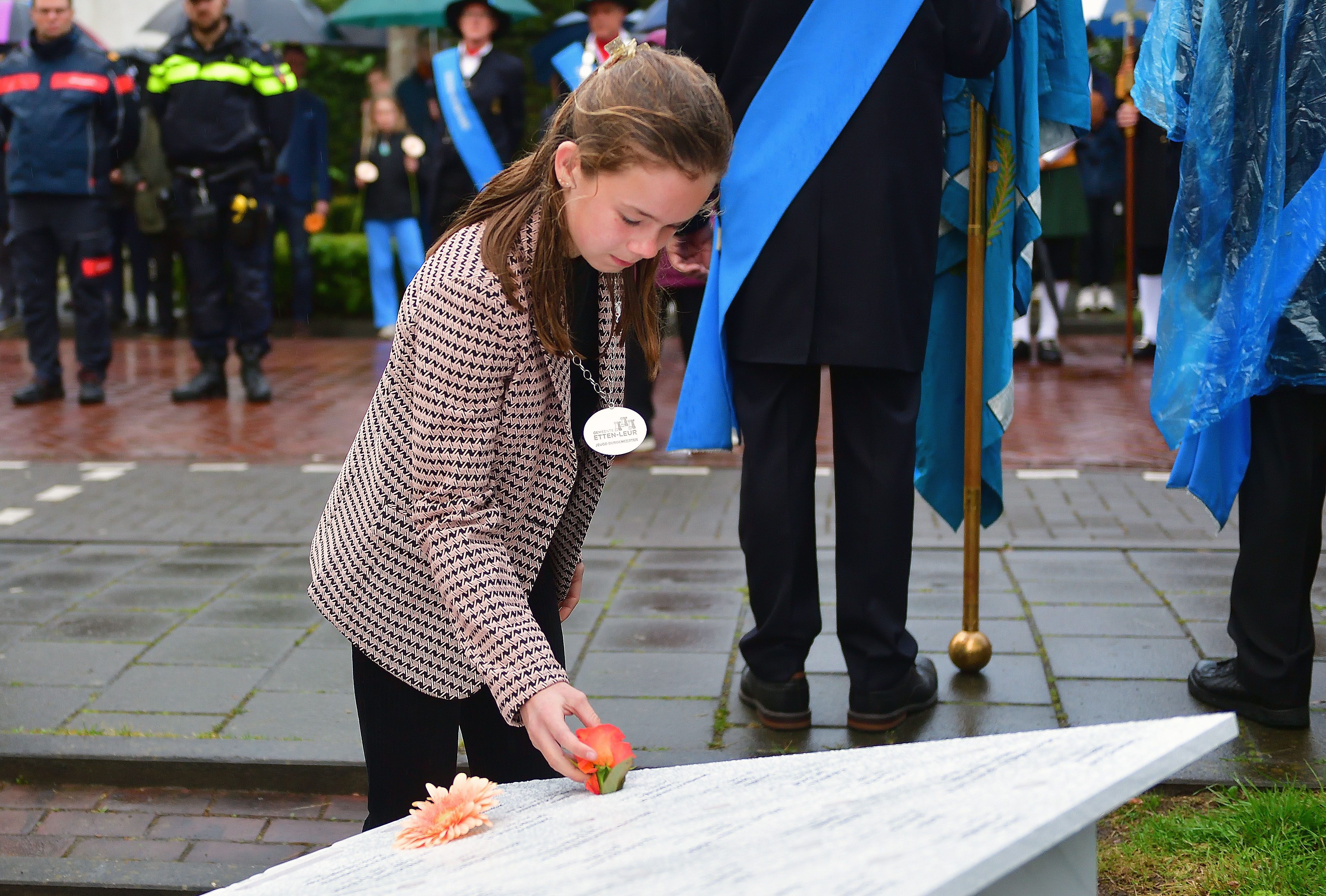 Bloemen leggen door de jeugdburgemeester bij het herdenkingsmonument tijdens Dodenherdenking