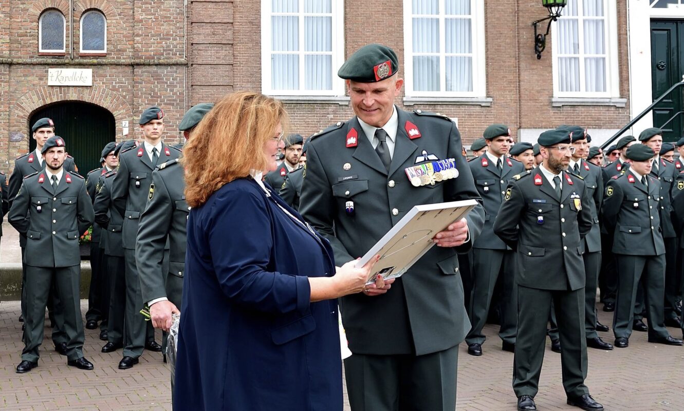 Het 30 Infanteriebataljon Bewaken & Beveiligen Korps Nationale Reserve werd verwelkomd in Etten-Leur door burgemeester Marina Starmans.