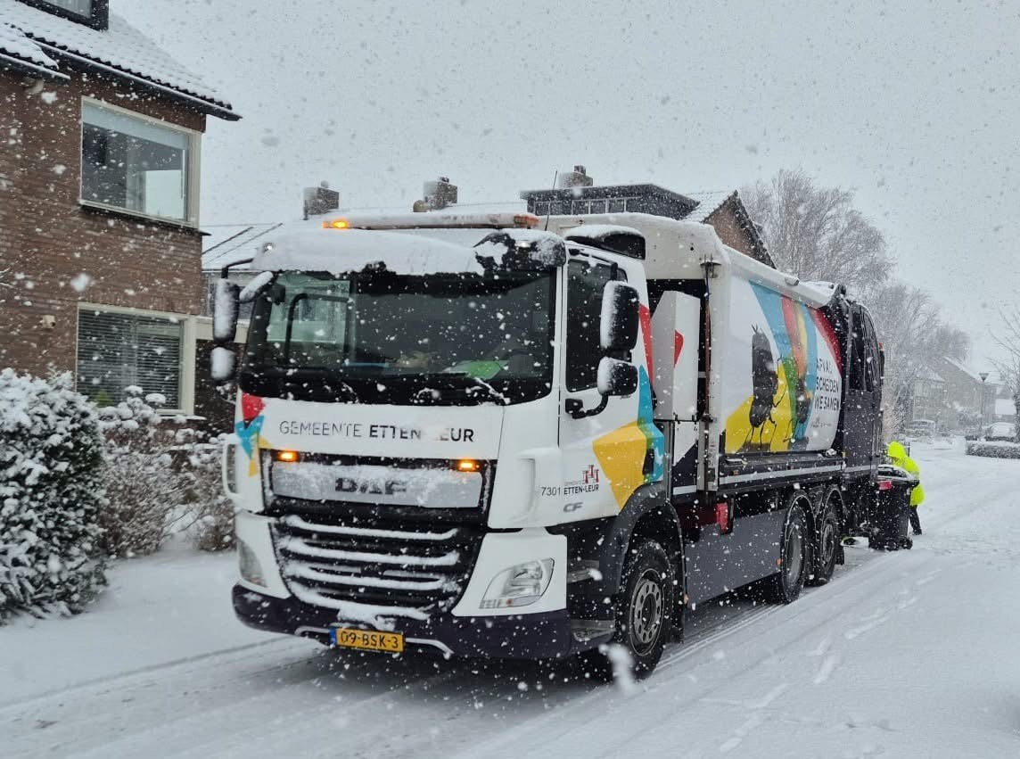 Vuilniswagen in de sneeuw