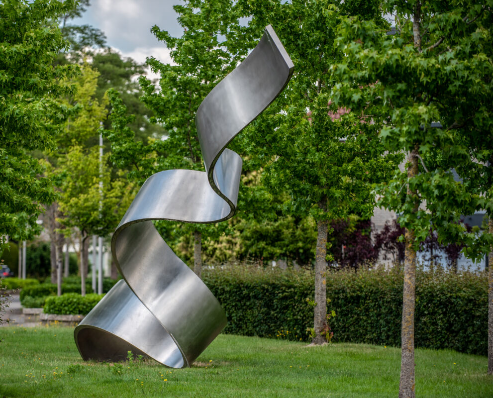 Foto van De Wimpel, een kunstwerk in Etten-Leur.